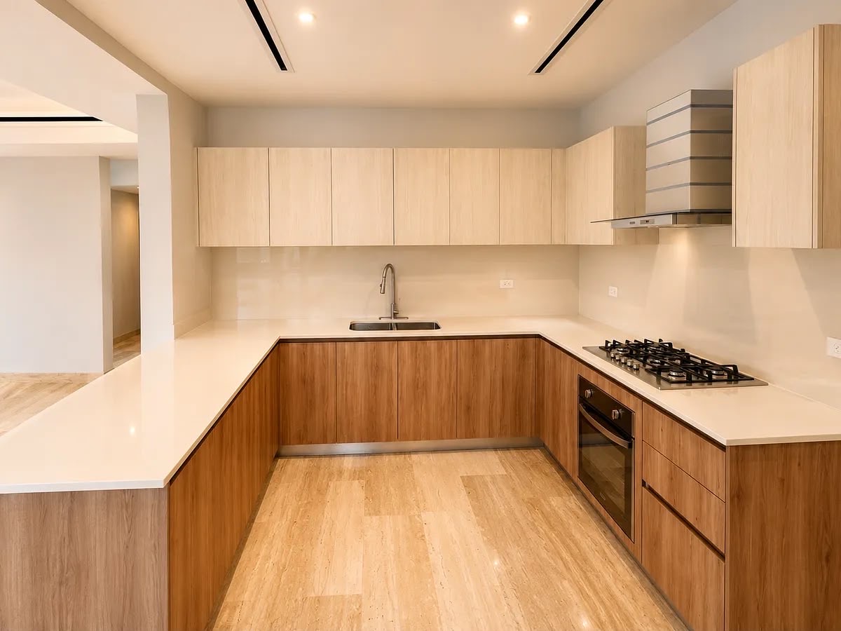 Cocina en U con parrilla, horno y campana