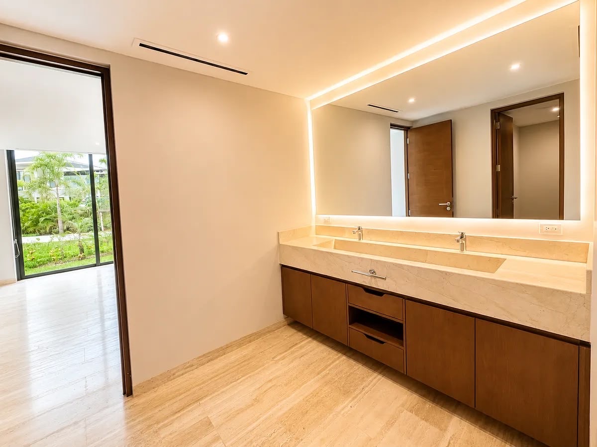 Baño con doble lavabo y espejo iluminado